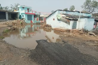 ಇಟ್ಕಲ್ ಗ್ರಾಮದಲ್ಲಿ ರಸ್ತೆಯಲ್ಲಿ ನಿಂತಿರುವ ನೀರಿನಿಂದ ಜನರಿಗೆ ತೊಂದರೆ