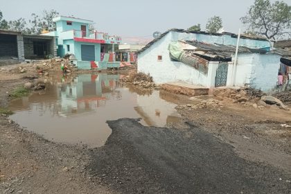 ಇಟ್ಕಲ್ ಗ್ರಾಮದಲ್ಲಿ ರಸ್ತೆಯಲ್ಲಿ ನಿಂತಿರುವ ನೀರಿನಿಂದ ಜನರಿಗೆ ತೊಂದರೆ