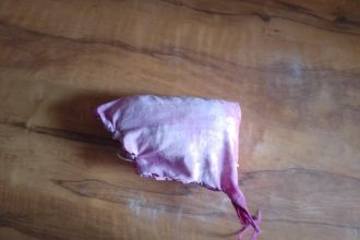 ಬಟ್ಟೆಯಿಂದ ತಯಾರಿಸಿದ ಡಸ್ಟರ್ ಉಪಯೋಗ: ಅನುಧಾನ ಲೂಟಿ ಮಾಡುತ್ತಿರುವ ಮುಖ್ಯ ಗುರುಗಳು ಪುಷ್ಪ