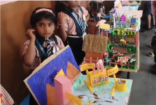 ಲಿಟಲ್ ಫ್ಲವರ್ ಆಂಗ್ಲ ಮಾಧ್ಯಮ ಶಾಲೆಯಲ್ಲಿ ವಿಜ್ಞಾನ ವಸ್ತು ಪ್ರದರ್ಶನ 