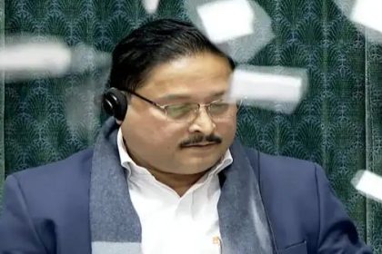 ಲೋಕಸಭೆಯಲ್ಲಿ ಭಾರಿ ಗದ್ದಲ : ಸ್ಪೀಕರ್ ಮೇಲೆ ಕಾಗದ ಎಸೆದ 8 ಸಂಸದರ ಅಮಾನತು