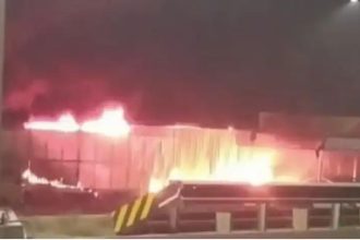 ವಿಜಯಪುರದಲ್ಲಿ ಭೀಕರ ಅಗ್ನಿ ಅವಘಡ : 20ಕ್ಕೂ ಹೆಚ್ಚು ಕಾರು ಸುಟ್ಟು ಭಸ್ಮ 