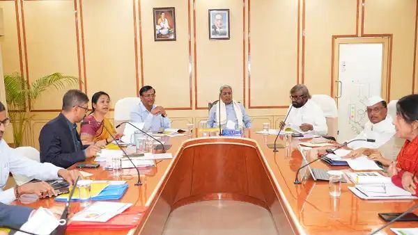 ಬಜೆಟ್ ಪೂರ್ವಭಾವಿ ಸಭೆ ನಡೆಸಿದ ಸಿದ್ದರಾಮಯ್ಯ 