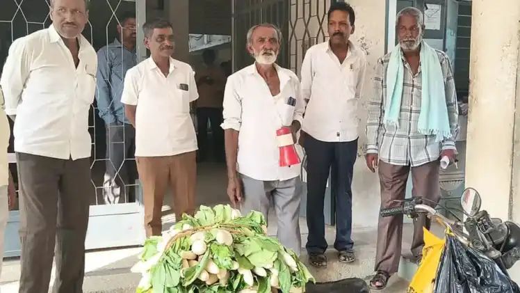 ಲಂಚ ಕೇಳಿದ ಅಧಿಕಾರಿಗಳಿಗೆ ಮೂಲಂಗಿ ತಂದ ರೈತ