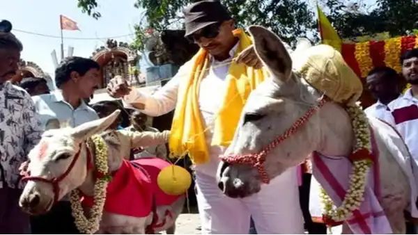 ಪ್ರೇಮಿಗಳ ದಿನಾಚರಣೆ : ಕತ್ತೆಗಳ ಮದುವೆ ಮಾಡಿಸಿ ವಾಟಾಳ್ ನಾಗರಾಜ್ ಪ್ರತಿಭಟನೆ ಪ್ರೇಮಿಗಳ ದಿನಾಚರಣೆ : ಕತ್ತೆಗಳ ಮದುವೆ ಮಾಡಿಸಿ ವಾಟಾಳ್ ನಾಗರಾಜ್ ಪ್ರತಿಭಟನೆ