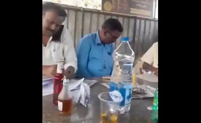 ಡಾಬದಲ್ಲಿ ಎಣ್ಣೆ ಪಾರ್ಟಿ ನಡುವೆ ಜೂನಿಯರ್ ಎಂಜಿನಿಯರ್ ಕಡತ ವಿಲೇವಾರಿ ಡಾಬದಲ್ಲಿ ಎಣ್ಣೆ ಪಾರ್ಟಿ ನಡುವೆ ಜೂನಿಯರ್ ಎಂಜಿನಿಯರ್ ಕಡತ ವಿಲೇವಾರಿ