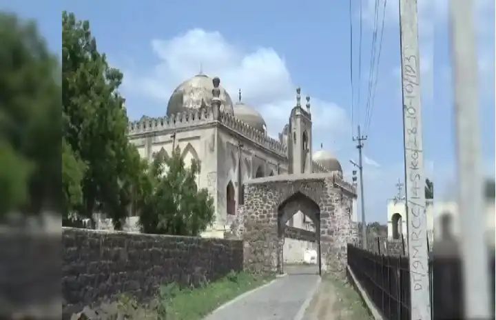 ಬಹುಮನಿ ಕೋಟೆಯಲ್ಲಿ ಇರುವ ಶಿವಲಿಂಗ ಪೂಜೆ ಯತ್ನ : ಹಿಂದೂ ಮುಖಂಡರು ಪೊಲೀಸರು ವಶಕ್ಕೆ ಬಹುಮನಿ ಕೋಟೆಯಲ್ಲಿ ಇರುವ ಶಿವಲಿಂಗ ಪೂಜೆ ಯತ್ನ : ಹಿಂದೂ ಮುಖಂಡರು ಪೊಲೀಸರು ವಶಕ್ಕೆ