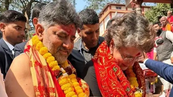 ಪ್ರಿಯಾಂಕ್ ಖರ್ಗೆ ಜೊತೆ ಕಾಮಾಕ್ಯ ದೇವಿ ದರ್ಶನ ಪಡೆದ ಡಿ. ಕೆ ಶಿವಕುಮಾರ್ ಪ್ರಿಯಾಂಕ್ ಖರ್ಗೆ ಜೊತೆ ಕಾಮಾಕ್ಯ ದೇವಿ ದರ್ಶನ ಪಡೆದ ಡಿ. ಕೆ ಶಿವಕುಮಾರ್