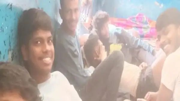 ಹುಬ್ಬಳ್ಳಿಯ ಕಾರಾಗೃಹದಲ್ಲಿ ಕೈದಿಗಳಿಗೆ ರಾಜಾತಿಥ್ಯ : ಮದ್ಯ, ಗಾಂಜಾ ಸಿಗುತ್ತಿರುವ ವಿಡಿಯೋ ವೈರಲ್ ಹುಬ್ಬಳ್ಳಿಯ ಕಾರಾಗೃಹದಲ್ಲಿ ಕೈದಿಗಳಿಗೆ ರಾಜಾತಿಥ್ಯ : ಮದ್ಯ, ಗಾಂಜಾ ಸಿಗುತ್ತಿರುವ ವಿಡಿಯೋ ವೈರಲ್