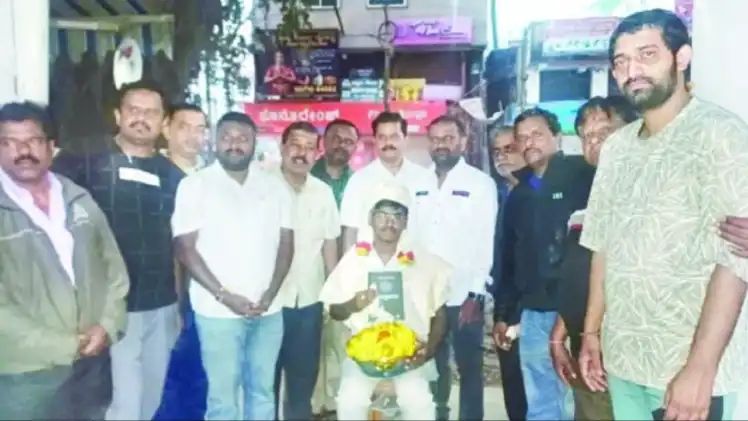 ದಿನಪತ್ರಿಕೆ ಹಂಚುತ್ತಿದ್ದ ಯುವಕ ಇಂದು ಸಿವಿಲ್ ಜಡ್ಜ್ ದಿನಪತ್ರಿಕೆ ಹಂಚುತ್ತಿದ್ದ ಯುವಕ ಇಂದು ಸಿವಿಲ್ ಜಡ್ಜ್