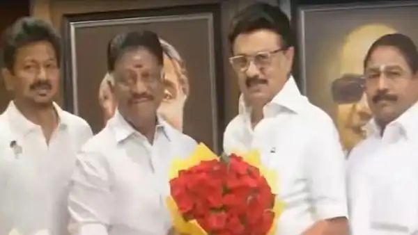 ತಮಿಳುನಾಡು ರಾಜಕೀಯದಲ್ಲಿ ದೊಡ್ಡ ಸಂಚಲನ : ಮಾಜಿ ಸಿಎಂ ಪನ್ನೀರಸೆಲ್ವಂ ಡಿಎಂಕೆ ಪಕ್ಷ ಸೇರ್ಪಡೆ ತಮಿಳುನಾಡು ರಾಜಕೀಯದಲ್ಲಿ ದೊಡ್ಡ ಸಂಚಲನ : ಮಾಜಿ ಸಿಎಂ ಪನ್ನೀರಸೆಲ್ವಂ ಡಿಎಂಕೆ ಪಕ್ಷ ಸೇರ್ಪಡೆ