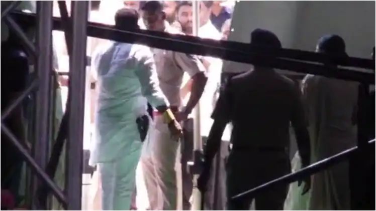 ಜೆಡಿಎಸ್ ಬೆಳ್ಳಿಹಬ್ಬ ಕಾರ್ಯಕ್ರಮದಲ್ಲಿ ಪಿಸ್ತೂಲ್ ಜೇಬಲ್ಲಿಟ್ಟುಕೊಂಡು ಬಂದ ಕಾರ್ಯಕರ್ತ ಜೆಡಿಎಸ್ ಬೆಳ್ಳಿಹಬ್ಬ ಕಾರ್ಯಕ್ರಮದಲ್ಲಿ ಪಿಸ್ತೂಲ್ ಜೇಬಲ್ಲಿಟ್ಟುಕೊಂಡು ಬಂದ ಕಾರ್ಯಕರ್ತ