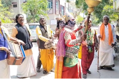 ಹಗಲು ವೇಷಧಾರಿಗಳಿಂದ ಮಹಾ ಕಾವ್ಯಗಳ ಸಾರಾಂಶ ಇಂದಿಗೂ ಜೀವಂತ