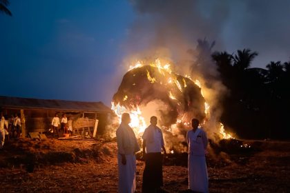 ಬಣವೆಗೆ ಬೆಂಕಿ ಲಕ್ಷಾಂತರ ಮೌಲ್ಯದ ಮೇವು ಬಸ್ಮ