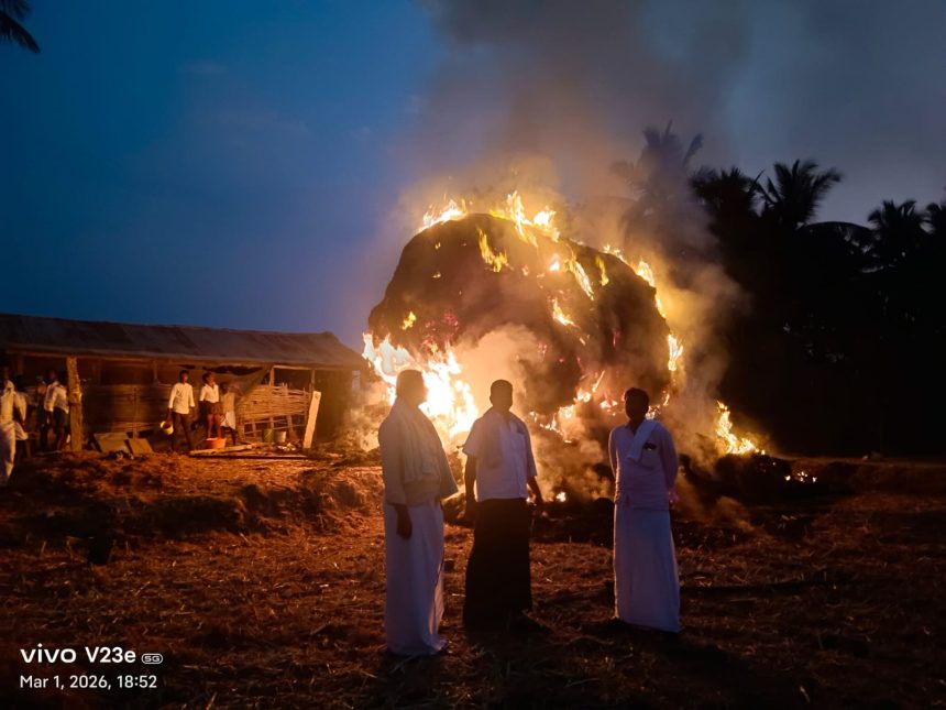 ಬಣವೆಗೆ ಬೆಂಕಿ ಲಕ್ಷಾಂತರ ಮೌಲ್ಯದ ಮೇವು ಬಸ್ಮ ಬಣವೆಗೆ ಬೆಂಕಿ ಲಕ್ಷಾಂತರ ಮೌಲ್ಯದ ಮೇವು ಬಸ್ಮ