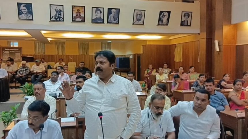 ಬೆಳಗಾವಿ ಮಹಾನಗರ ಪಾಲಿಕೆ ಸಾಮಾನ್ಯ ಸಭೆ: ಜನನ-ಮರಣ ಪತ್ರಕ್ಕಾಗಿ ಸಾರ್ವಜನಿಕರ ಪರದಾಟಕ್ಕೆ ಆಕ್ರೋಶ ಬೆಳಗಾವಿ ಮಹಾನಗರ ಪಾಲಿಕೆ ಸಾಮಾನ್ಯ ಸಭೆ: ಜನನ-ಮರಣ ಪತ್ರಕ್ಕಾಗಿ ಸಾರ್ವಜನಿಕರ ಪರದಾಟಕ್ಕೆ ಆಕ್ರೋಶ