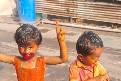 ಬಣ್ಣ ಆಡೋದ್ರಲ್ಲಿ ಮೈ ಮರೆತ ಮಕ್ಕಳು