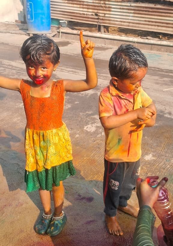 ಬಣ್ಣ ಆಡೋದ್ರಲ್ಲಿ ಮೈ ಮರೆತ ಮಕ್ಕಳು ಬಣ್ಣ ಆಡೋದ್ರಲ್ಲಿ ಮೈ ಮರೆತ ಮಕ್ಕಳು