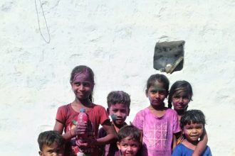 ಬಣ್ಣದಲ್ಲಿ ಸಂಭ್ರಮಿಸಿದ ಇಟ್ಕಲ್ ಗ್ರಾಮದ ಮಕ್ಕಳು