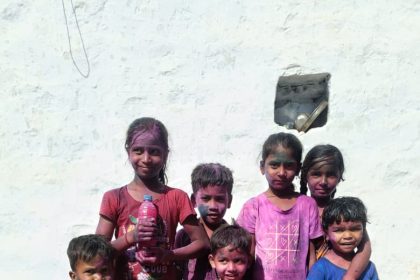 ಬಣ್ಣದಲ್ಲಿ ಸಂಭ್ರಮಿಸಿದ ಇಟ್ಕಲ್ ಗ್ರಾಮದ ಮಕ್ಕಳು