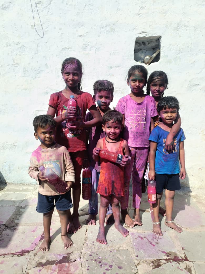 ಬಣ್ಣದಲ್ಲಿ ಸಂಭ್ರಮಿಸಿದ ಇಟ್ಕಲ್ ಗ್ರಾಮದ ಮಕ್ಕಳು