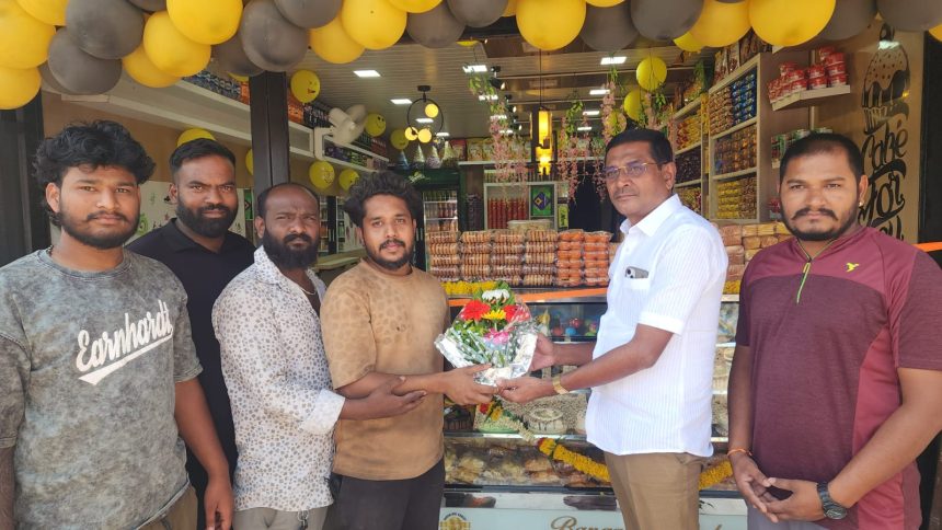 ಹೊಸದಾಗಿ ರಾಯಲ್ ಬೇಕರಿ ಉದ್ಘಾಟನೆ