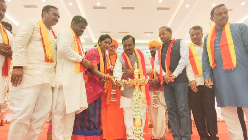 ಗೋವಾದಲ್ಲಿ ನಡೆದಿರುವ 16ನೇ ಸಾಂಸ್ಕೃತಿಕ ಸಮ್ಮೇಳನದ ಭವ್ಯ ಬೆಳ್ಳಿ ರಥದಲ್ಲಿ ಕನ್ನಡ ಬಾವುಟ ಹಿಡಿದ : ಡಾ. ಸಂಗನಬಸಪ್ಪ ಬಿರಾದರ್