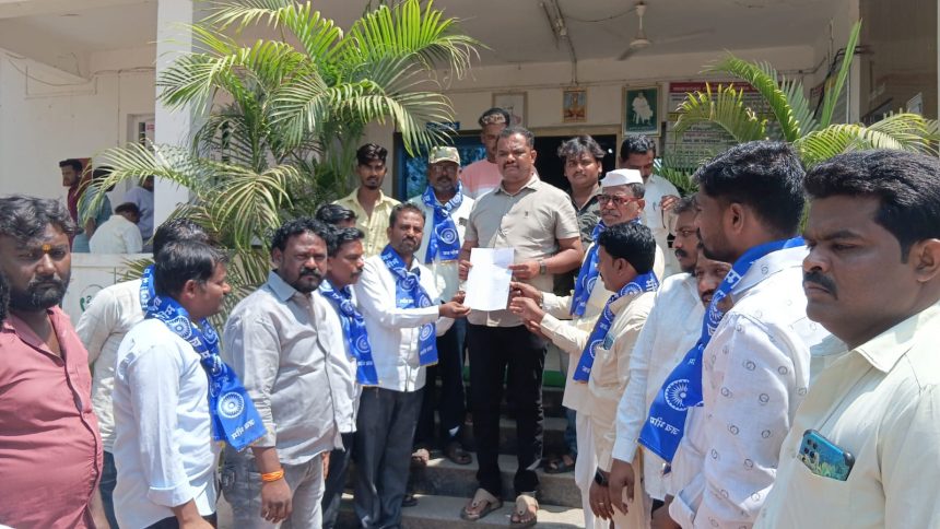 ಎಎಸ್ಐ ಎಲ್.ಎಸ್. ರಾಠೋಡ್ ಅವರ ವಿರುದ್ಧ ಕಠಿಣ ಕಾನೂನು ಕ್ರಮ ಜರುಗಿಸಬೇಕು ಎಂದು ಪಿಎಸ್ಐ ಸೋಮೇಶ ಗೆಜ್ಜಿ ಅವರಿಗೆ ಮನವಿ ಎಎಸ್ಐ ಎಲ್.ಎಸ್. ರಾಠೋಡ್ ಅವರ ವಿರುದ್ಧ ಕಠಿಣ ಕಾನೂನು ಕ್ರಮ ಜರುಗಿಸಬೇಕು ಎಂದು ಪಿಎಸ್ಐ ಸೋಮೇಶ ಗೆಜ್ಜಿ ಅವರಿಗೆ ಮನವಿ