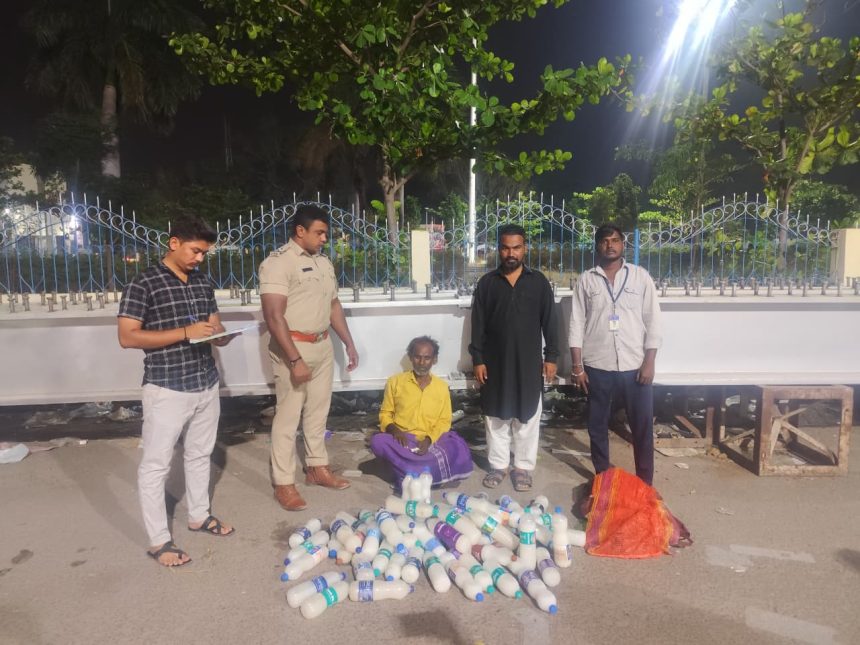 ರೈಲ್ವೆ ಸ್ಟೇಷನ್ ಹತ್ತಿರ ಮಾನವ ಸೇವನೆ ಯೋಗ್ಯವಲ್ಲದ ವಸ್ತು ಮಾರಾಟ ಮಾಡುವ ವ್ಯಕ್ತಿ  ಇದೀಗ ಪೊಲೀಸರ ಅತಿಥಿ