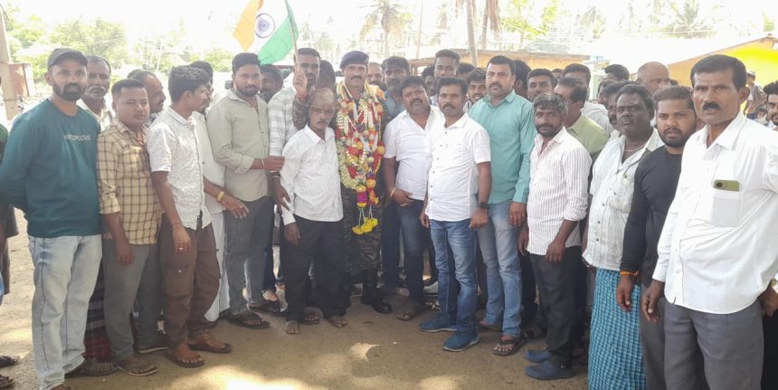 ನಿವೃತ್ತ ಯೋಧ ಧರಣೇಂದ್ರರನ್ನು ಅದ್ದೂರಿಯಾಗಿ ಸ್ವಾಗತಿಸಿದ ಬಿಗನೇನಹಳ್ಳಿ ಗ್ರಾಮಸ್ಥರು ನಿವೃತ್ತ ಯೋಧ ಧರಣೇಂದ್ರರನ್ನು ಅದ್ದೂರಿಯಾಗಿ ಸ್ವಾಗತಿಸಿದ ಬಿಗನೇನಹಳ್ಳಿ ಗ್ರಾಮಸ್ಥರು