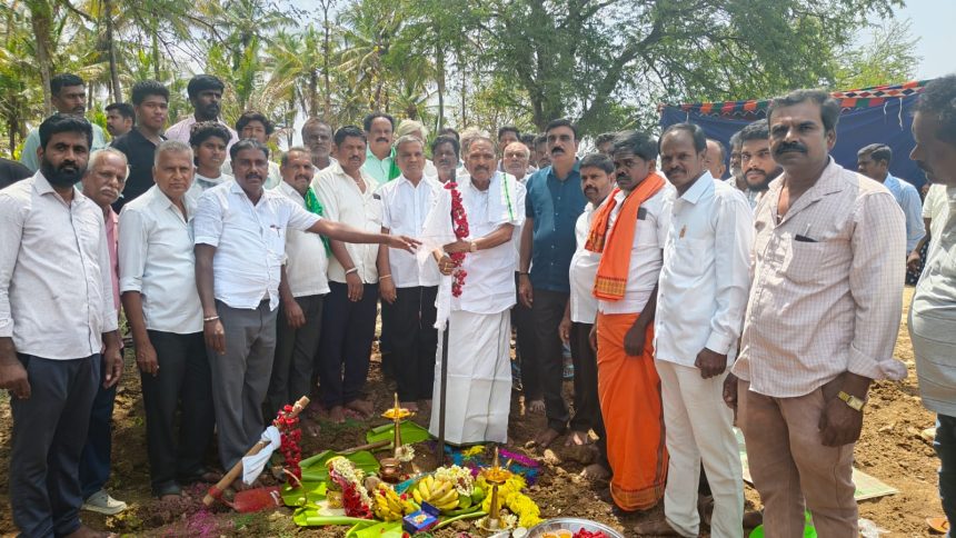 75 ಲಕ್ಷ ರೂ. ವೆಚ್ಚದ ಬ್ರಿಡ್ಜ್ ಕಂ ಬ್ಯಾರೇಜ್ ನಿರ್ಮಾಣ ಕಾಮಗಾರಿಗೆ ಚಾಲನೆ 75 ಲಕ್ಷ ರೂ. ವೆಚ್ಚದ ಬ್ರಿಡ್ಜ್ ಕಂ ಬ್ಯಾರೇಜ್ ನಿರ್ಮಾಣ ಕಾಮಗಾರಿಗೆ ಚಾಲನೆ