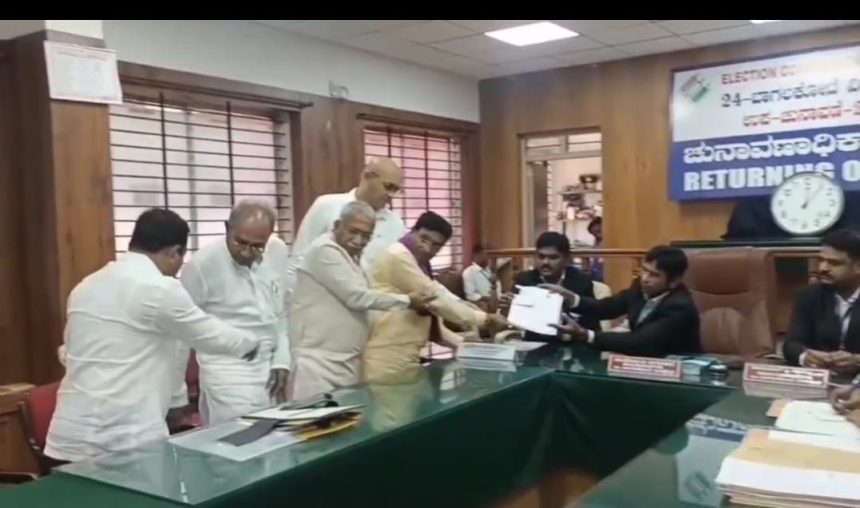 ಕಾಂಗ್ರೆಸ್ ಅಭ್ಯರ್ಥಿ ಉಮೇಶ ಮೇಟಿ ನಾಮಪತ್ರ ಸಲ್ಲಿಕೆ ಕಾಂಗ್ರೆಸ್ ಅಭ್ಯರ್ಥಿ ಉಮೇಶ ಮೇಟಿ ನಾಮಪತ್ರ ಸಲ್ಲಿಕೆ