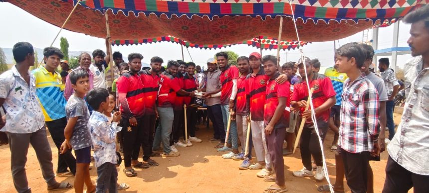 ಬಿಕೆ ಹಳ್ಳಿ ಪ್ರೇಮಿಯರ್ ಲೀಗ್ ಸೀಸನ್ ಏಳನೇ ಕ್ರಿಕೆಟ್ ಪಂದ್ಯಾವಳಿ ಯಲ್ಲಿ ಜೈ ಭೀಮ್ ಬಾಯ್ಸ್ ತಂಡ ವಿನ್ನರ್. ಬಿಕೆ ಹಳ್ಳಿ ಪ್ರೇಮಿಯರ್ ಲೀಗ್ ಸೀಸನ್ ಏಳನೇ ಕ್ರಿಕೆಟ್ ಪಂದ್ಯಾವಳಿ ಯಲ್ಲಿ ಜೈ ಭೀಮ್ ಬಾಯ್ಸ್ ತಂಡ ವಿನ್ನರ್.