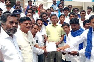 ಒಳ ಮೀಸಲಾತಿ ಜಾರಿಗೆ ಒತ್ತಾಯಿಸಿ  ಡಿಸಿ ಕಚೇರಿ ಮುಂದೆ ಪ್ರತಿಭಟನೆ