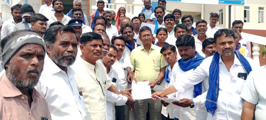 ಒಳ ಮೀಸಲಾತಿ ಜಾರಿಗೆ ಒತ್ತಾಯಿಸಿ ಡಿಸಿ ಕಚೇರಿ ಮುಂದೆ ಪ್ರತಿಭಟನೆ ಒಳ ಮೀಸಲಾತಿ ಜಾರಿಗೆ ಒತ್ತಾಯಿಸಿ ಡಿಸಿ ಕಚೇರಿ ಮುಂದೆ ಪ್ರತಿಭಟನೆ