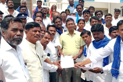 ಒಳ ಮೀಸಲಾತಿ ಜಾರಿಗೆ ಒತ್ತಾಯಿಸಿ : ಡಿಸಿ ಕಚೇರಿ ಮುಂದೆ ಪ್ರತಿಭಟನೆ