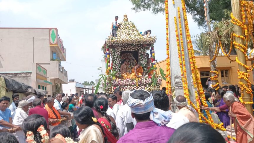 ಚಿಲಕಲನೇರ್ಪು ಗ್ರಾಮದಲ್ಲಿ ಸಡಗರದ ರಥೋತ್ಸವ; ಭಕ್ತರಿಂದ ಹೂವು-ದವನ ಸಮರ್ಪಣೆ ಚಿಲಕಲನೇರ್ಪು ಗ್ರಾಮದಲ್ಲಿ ಸಡಗರದ ರಥೋತ್ಸವ; ಭಕ್ತರಿಂದ ಹೂವು-ದವನ ಸಮರ್ಪಣೆ