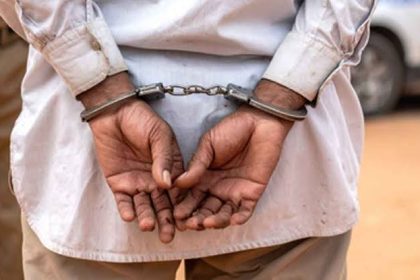 ವರ್ಗಾವಣೆ ಭಾಗ್ಯಕ್ಕಾಗಿ ಗಿಳಿ ಶಾಸ್ತ್ರ ನಂಬಿದ ಐಟಿ ಅಧಿಕಾರಿ : ಬರೋಬ್ಬರಿ 35 ಲಕ್ಷ ರೂ. ಪಂಗನಾಮ