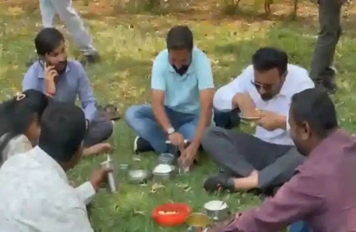 ಪತ್ರಕರ್ತರ ಜೊತೆ ಊಟ ಸವಿಯುತ್ತ, ಉಭಯ ಕುಶಲೋಪರಿ ವಿಚಾರಿಸಿದ ಸಂತೋಷ್ ಲಾಡ್ 