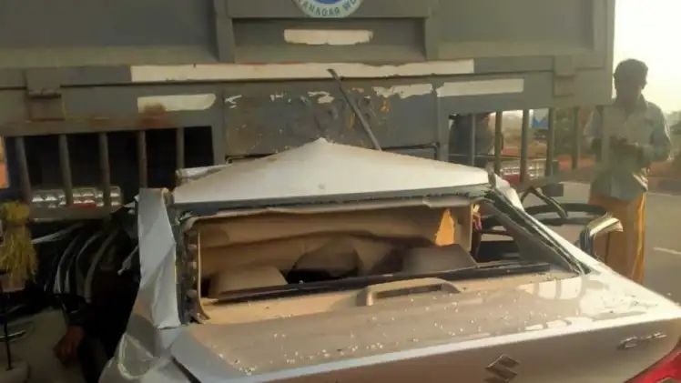 ಕಾರು ಮತ್ತು ಲಾರಿಯ ನಡುವೆ ಭೀಕರ ಡಿಕ್ಕಿ : ಮೂವರು ಸಬ್ ಇನ್ಸ್ಪೆಕ್ಟರ್ಗಳು ಸ್ಥಳದಲ್ಲೇ ಸಾವು ಕಾರು ಮತ್ತು ಲಾರಿಯ ನಡುವೆ ಭೀಕರ ಡಿಕ್ಕಿ : ಮೂವರು ಸಬ್ ಇನ್ಸ್ಪೆಕ್ಟರ್ಗಳು ಸ್ಥಳದಲ್ಲೇ ಸಾವು