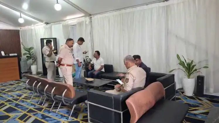 ಡಿಕೆಶಿ ತೆಕ್ಕೆಯಲ್ಲಿ ಒಡಿಶಾ ಶಾಸಕರು : ಖರೀದಿಗೆ ಬಂದ ಇಬ್ಬರು ಅರೆಸ್ಟ್ , ಚೆಕ್ ವಶಕ್ಕೆ ಡಿಕೆಶಿ ತೆಕ್ಕೆಯಲ್ಲಿ ಒಡಿಶಾ ಶಾಸಕರು : ಖರೀದಿಗೆ ಬಂದ ಇಬ್ಬರು ಅರೆಸ್ಟ್ , ಚೆಕ್ ವಶಕ್ಕೆ