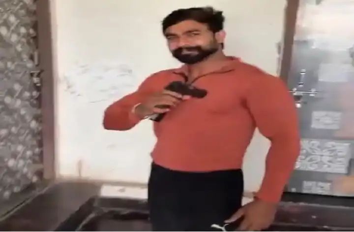 ಎದೆಗೆ ರಿವಾಲ್ವರ್ ಇಟ್ಟು ರೀಲ್ಸ್ ಮಾಡುವಾಗ ಮಿಸ್‌ಫೈರ್ ಆಗಿ ವ್ಯಕ್ತಿ ಸಾವು : ವಿಡಿಯೋ ವೈರಲ್