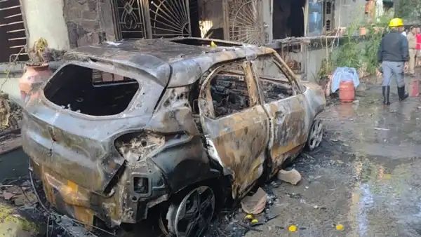 ಮನೆಯ ಹೊರಗೆ ಚಾರ್ಜ್ ಹಾಕಿದ ಎಲೆಕ್ಟ್ರಿಕ್ ಕಾರ್ ಸ್ಫೋಟ: ಏಳು ಮಂದಿ ಸಜೀವ ದಹನ