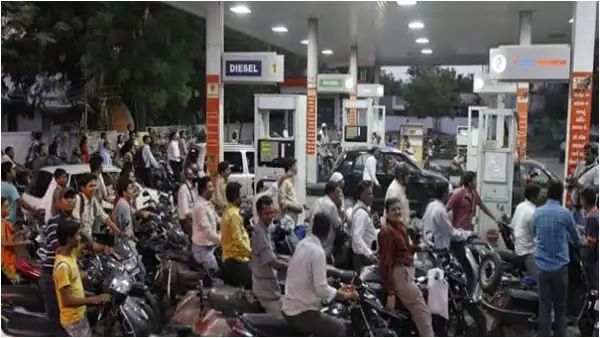 ಪೆಟ್ರೋಲ್, ಡೀಸೆಲ್ ಸಿಗುವುದಿಲ್ಲ ಎಂಬ ವದಂತಿ : ಬೆಳಗಾವಿಯಲ್ಲಿ ಕಿಲೋಮೀಟರ್ ಗಟ್ಟಲೇ ಸಾಲು 