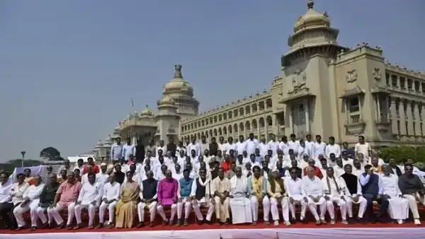 ಹಠಾತ್ ಕೈ ಶಾಸಕರ ‘ಫೋಟೋ ಶೂಟ್’ : ರಾಜಕೀಯ ವಲಯದಲ್ಲಿ ತಲ್ಲಣ ಹಠಾತ್ ಕೈ ಶಾಸಕರ ‘ಫೋಟೋ ಶೂಟ್’ : ರಾಜಕೀಯ ವಲಯದಲ್ಲಿ ತಲ್ಲಣ