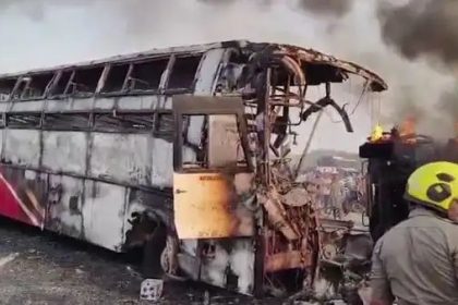 ಟಿಪ್ಪರ್ ಗೆ ಡಿಕ್ಕಿಯಾಗಿ ಹೊತ್ತಿ ಉರಿದ ಖಾಸಗಿ ಬಸ್ : 10 ಪ್ರಯಾಣಿಕರು ಸಜೀವ ದಹನ