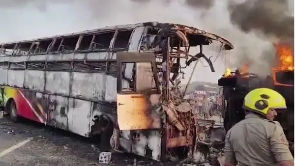 ಟಿಪ್ಪರ್ ಗೆ ಡಿಕ್ಕಿಯಾಗಿ ಹೊತ್ತಿ ಉರಿದ ಖಾಸಗಿ ಬಸ್ : 10 ಪ್ರಯಾಣಿಕರು ಸಜೀವ ದಹನ