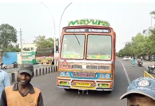 ಕುಡಿದ ಮತ್ತಿನಲ್ಲಿ ಅಡ್ಡಾದಿಡ್ಡಿ ಚಲಾಯಿಸಿದ ಲಾರಿ ಚಾಲಕ ಕುಡಿದ ಮತ್ತಿನಲ್ಲಿ ಅಡ್ಡಾದಿಡ್ಡಿ ಚಲಾಯಿಸಿದ ಲಾರಿ ಚಾಲಕ