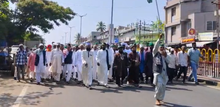 ಅರಸಿಕೆರೆ ನಗರದ್ಯಂತ ಸಂಭ್ರಮದ ಈದುಲ್ ಫಿತ್ರ್ ಆಚರಣೆ