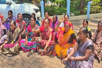 ಸಾರಾಯಿ ಅಂಗಡಿ ಬಂದ್ ಮಾಡುವಂತೆ ಆಗ್ರಹಿಸಿ ಮಹಿಳೆಯರ ಪ್ರತಿಭಟನೆ